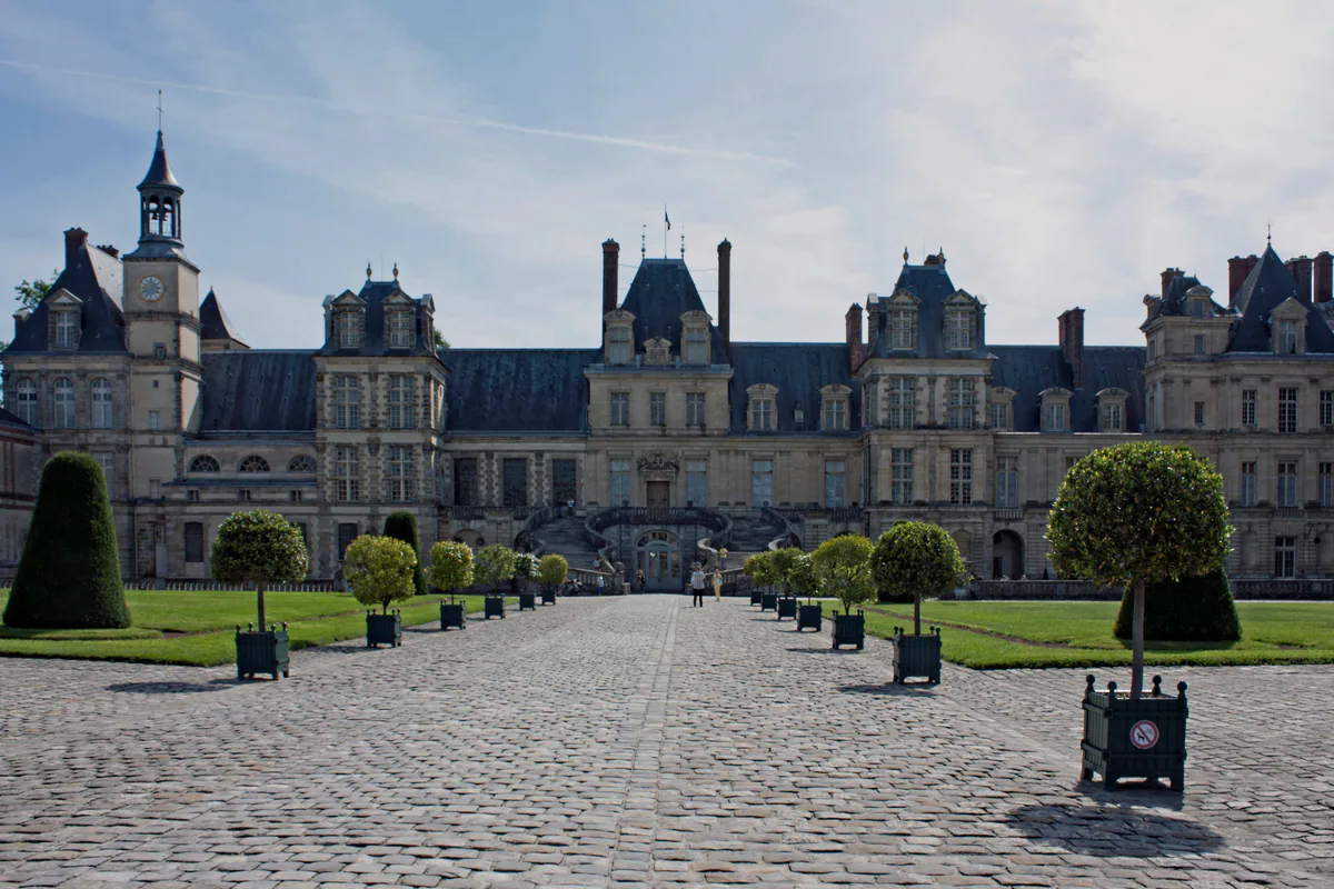 Façade et cour d'honneur du château de Fontainebleau