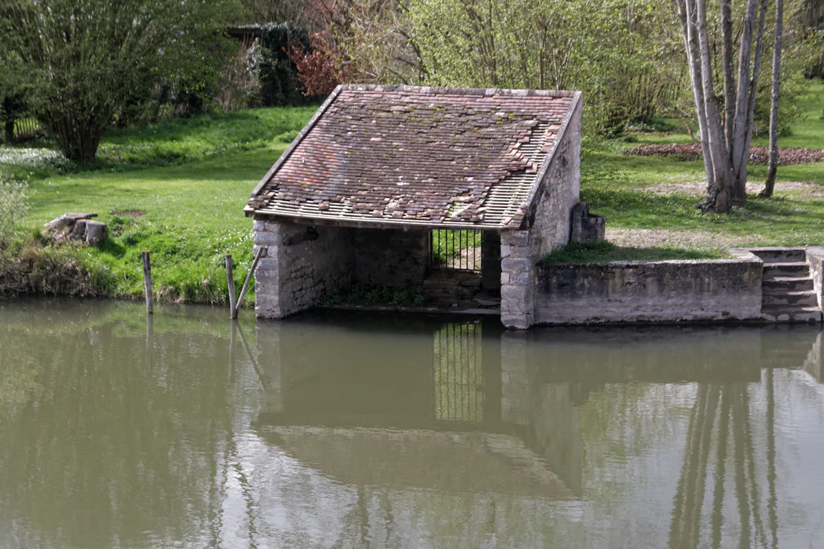 Ancien lavoir de pierre posé au bord du Loing à Grez-sur-Loing