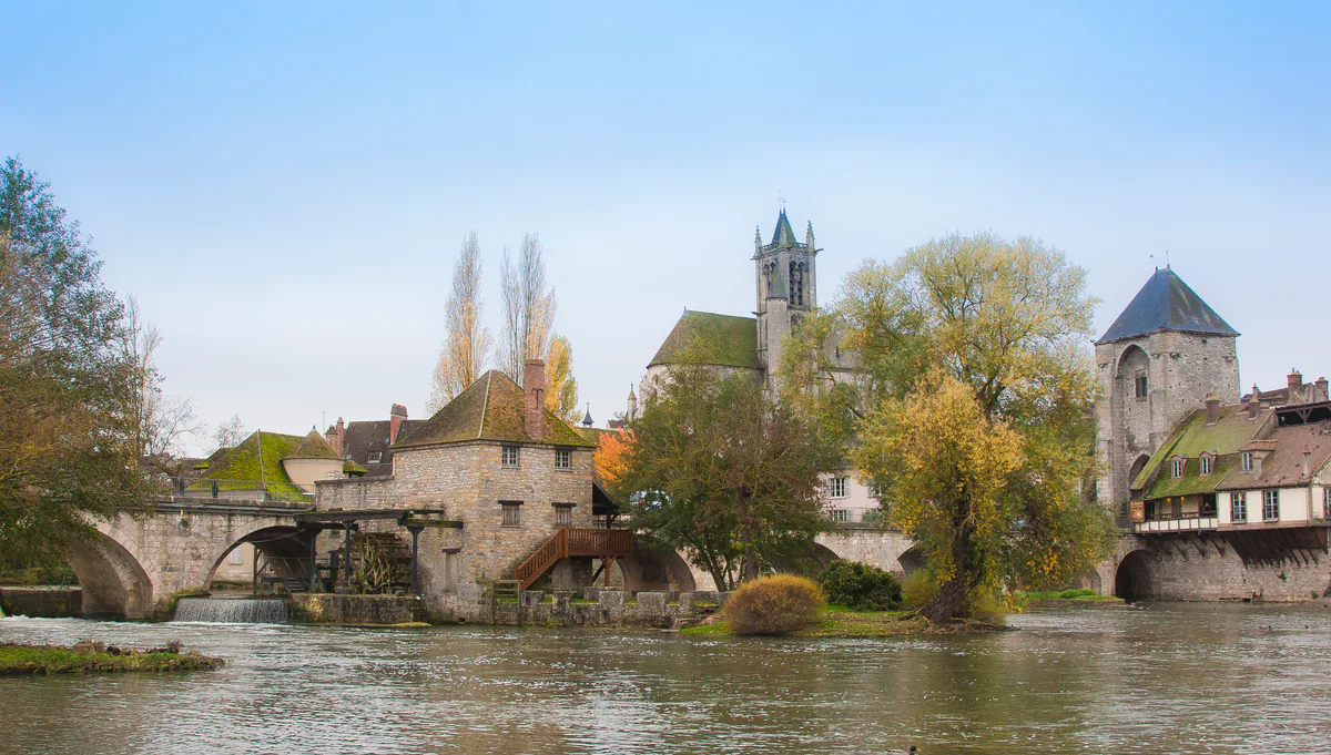 Ponts, moulin et maisons anciennes au bord du Loing à Moret